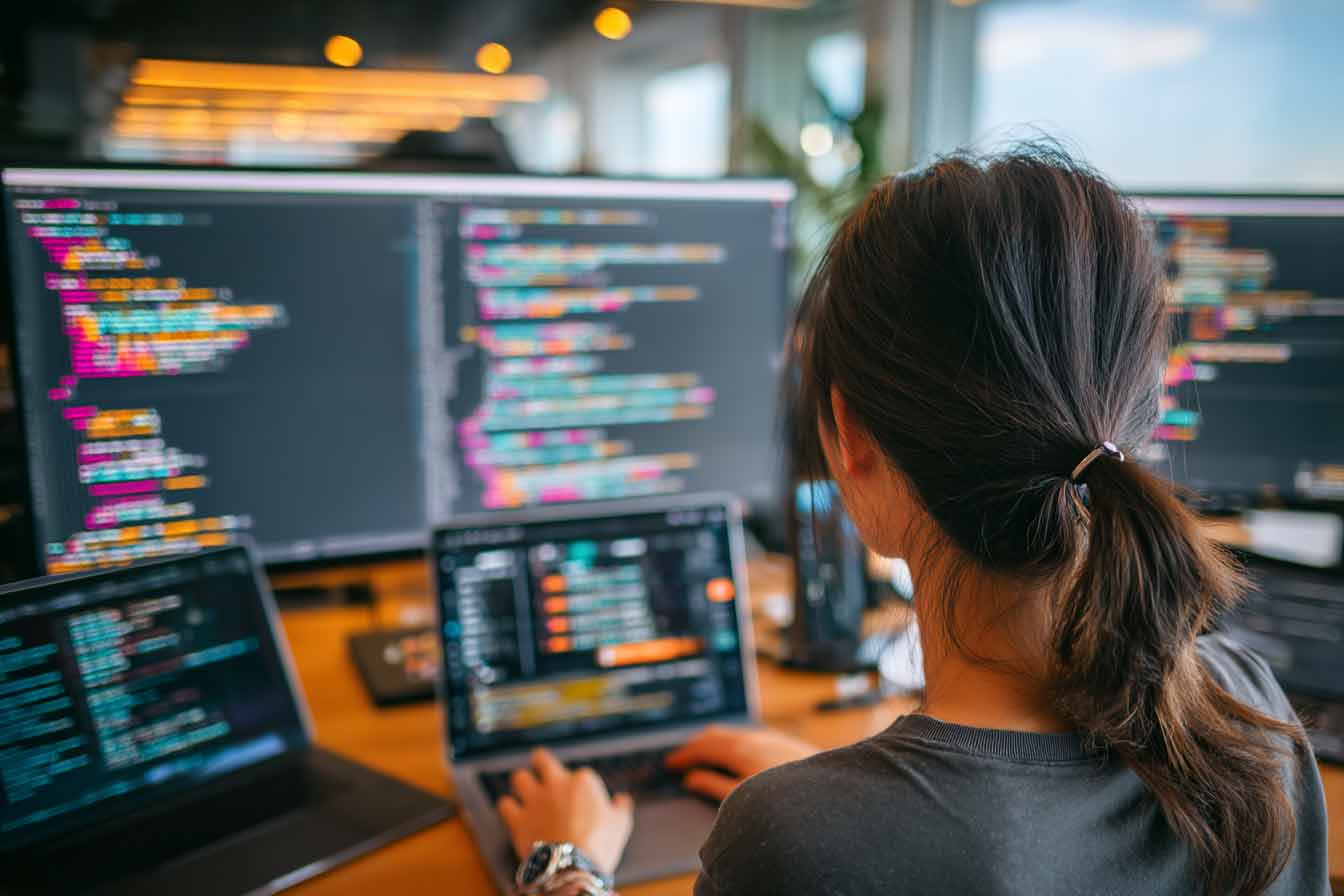 Moderne Lernumgebung bei Progschule mit professionellen Arbeitsplätzen für Spieleentwicklung